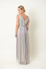 Vestido largo de fiesta en gasa plisada con rayas verticales en tonos pastel, escote cruzado y drapeado en el busto, faja con strass en la cintura y falda irregular.