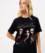 Remera de algodón negra con cuello redondo y mangas cortas. Presenta un estampado frontal de la serie The Vampire Diaries con los rostros de los personajes principales.