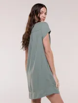 Vestido corto de lino color celeste con cuello camisero, escote en V, mangas cortas, bolsillos laterales invisibles y silueta holgada.