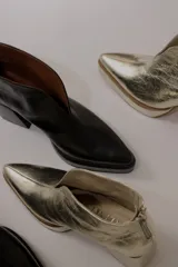 Botín de cuero negro con plataforma y taco cuadrado.