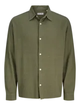 Camisa de manga larga Jack & Jones en color verde oliva, confeccionada en tejido jacquard con mezcla de algodón, viscosa y lino. Posee un calce relajado, cuello clásico y cierre frontal con botones blancos.