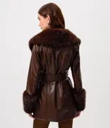 Blazer largo de cuero sintético color marrón, con cuello amplio y puños decorados con pelo sintético. Incluye un cinturón de la misma tela para ajustar en la cintura.