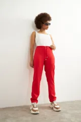 Pantalón de vestir o pijama de lino color rojo vibrante, de corte holgado y tiro alto con cordón ajustable en la cintura.
