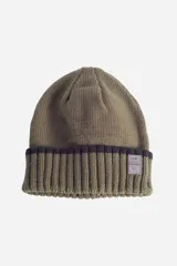 Gorro de lana color verde militar con borde inferior negro y logo de goma en el frente.