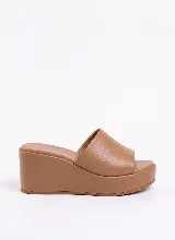 Sandalias de plataforma marca Aura, color tostado, con taco chino forrado en cuero y faja ancha superior.