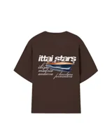 Remera celeste de corte recto con estampado de un yate y texto en color gris.