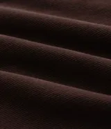 Bermuda masculina de sarga color marrón con textura efecto corderoy, corte regular, cintura elástica con cordón de ajuste y bolsillos laterales.