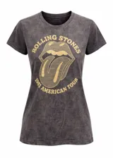 Remera de algodón con efecto lavado, color gris oscuro, con estampa frontal en color dorado del logo icónico de The Rolling Stones y la leyenda 1981 American Tour.