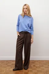 Sweater de punto color marrón, con cuello redondo y manga larga.