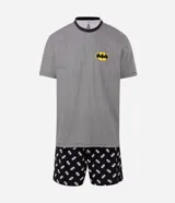 Pijama para hombre de dos piezas confeccionado en algodón, compuesto por una remera de manga corta a rayas horizontales con el logo de Batman en el pecho y un short negro con estampado integral de símbolos de Batman.