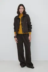 Pantalon de corte recto y tiro medio, confeccionado en tela de textura sutil, con cintura elástica y bolsillos laterales.