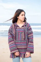 Buzo con capucha y bolsillo tipo canguro, confeccionado en tejido multicolor a rayas verticales.