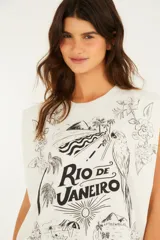 Musculosa blanca de algodón, con hombreras estructuradas y cuello redondo. Estampado frontal en negro estilo ilustración de Río de Janeiro con loros, flores y paisaje tropical.
