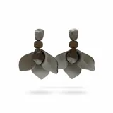 Aros colgantes artesanales con diseño de flor, elaborados en cuero texturizado en tonos gris y marrón.