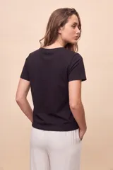 Remera básica marrón de manga corta, con cuello redondo y corte regular.
