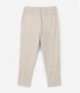 Pantalón masculino de corte relajado confeccionado en tejido oxford de algodón. Presenta cintura con trabillas y lazo ajustable, bolsillos laterales y traseros.