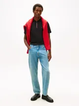 Chomba Tommy Hilfiger de corte regular, color negro, de manga corta, con cuello tipo polo y cierre de cremallera de un cuarto con detalles tricolor. Presenta logo bordado en el pecho.