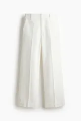 Pantalón de jean blanco de corte wide leg y tiro alto, con diseño de pierna amplia, bolsillos laterales al bies y raya marcada en el frente.