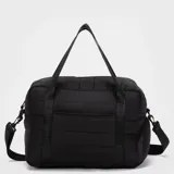 Bolso deportivo tipo duffel de diseño acolchado, color verde menta. Cuenta con compartimento lateral independiente para calzado, bolsillo frontal con cierre y correas de mano con logo grabado. Incluye correa ajustable para el hombro.