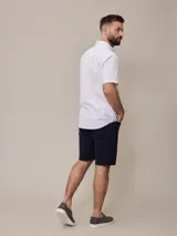 Bermuda de hombre color azul marino, confeccionada en sarga con 5 bolsillos. Composición: 98% algodón y 2% elastano.