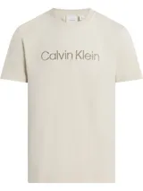 Remera Calvin Klein de corte regular, color beige, de manga corta y cuello redondo. Cuenta con el logo de la marca bordado y texturizado en el pecho.