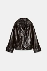 Chaqueta de efecto cuero con acabado brillante, cuello de solapa con aplicación de pelo sintético extraíble, cierre frontal cruzado con botones, mangas largas con puños ajustables y bajo elástico. Cuenta con forro interior acolchado.
