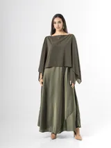 Vestido largo amarillo de satén, de corte recto y holgado, con tirantes finos y escote en V.