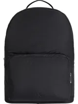 Mochila negra de poliéster reciclado con cierre de cremallera central, asa superior y correas de hombros acolchadas. Tiene un compartimento principal con cremallera, un bolsillo exterior en la parte delantera, funda para portátil y parte trasera de malla acolchada.
