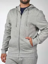 Campera gris de jogging con capucha y cierre frontal.