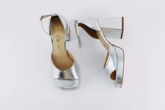 Sandalias de cuero negro con plataforma y tacón cuadrado. Tienen pulsera con hebilla al tobillo.