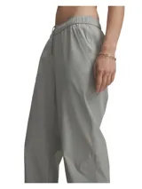 Pantalón jogger Under Armour modelo Unstoppable Wvn de color gris, con cintura elástica fruncida, bolsillos laterales y puños elásticos en los tobillos.