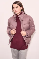 Campera puffer color lila con cierre frontal y cuello alto.
