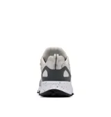 Championes de senderismo Columbia Peakfreak II OutDry, color beige con detalles en gris oscuro y acentos en naranja. Presentan una construcción de malla sin costuras, sistema de ajuste Navic Fit, entresuela TechLite+ con diseño moteado y suela Adapt Trax para tracción en diversos terrenos.