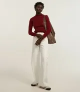 Blusa de manga larga confeccionada en tejido de chenille, con cuello alto y ajuste al cuerpo.