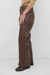 Pantalon de cuero sintetico con corte recto y tiro medio, con costuras verticales decorativas en el frente y bolsillos laterales.