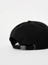Gorra de visera curva color celeste, confeccionada en tejido suave con diseño clásico de paneles.