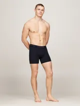 Pack de tres calzoncillos bóxer Tommy Hilfiger de algodón elástico color azul marino, con cinturas elásticas en blanco, rojo y negro con el logo de la marca.