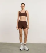Short deportivo modelo runner de corte holgado, con cintura elástica ancha y bajo redondeado. Confeccionado en tejido técnico de secado rápido, ideal para actividades físicas.