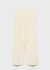 Pantalón de traje tiro medio, color beige, de corte recto y elegante.