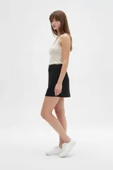 Minifalda negra de viscosa con diseño al cuerpo y tiro alto.