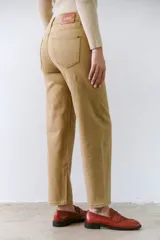 Pantalón color arena de algodón con spandex y lado interior afelpado, de tiro alto y corte holgado.