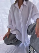 Camisa oversize de corte holgado, color verde militar, con mangas largas y cuello clásico.