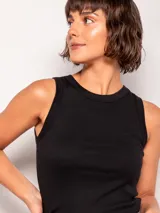 Musculosa amarilla de morley con cuello redondo y sisas anchas.