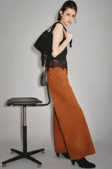 Pantalón de jean corte oxford, color camel, con tiro medio y diseño de pierna ancha. Presenta costuras reforzadas y bolsillos traseros clásicos.