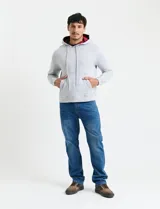 Sweater deportivo con capucha, bolsillo canguro frontal y cordones de ajuste. Presenta un diseño de color azul oscuro con interior de capucha en color verde.