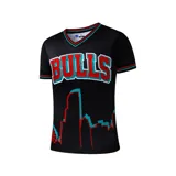 Remera deportiva de manga corta de los Chicago Bulls, color negro con tejido de malla perforada. Presenta cuello en V con ribetes en rojo, celeste y blanco, y el mismo diseño en los puños. En el frente cuenta con el nombre del equipo estampado en grande en color rojo con bordes celestes y blancos, y un gráfico inferior que simula el horizonte de la ciudad con líneas rojas y celestes.