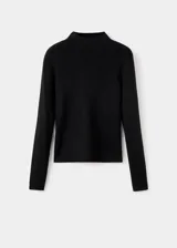 Sweater de punto fino color negro, con cuello perkins, diseño entallado y manga larga.