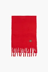 Bufanda de tejido suave en color rojo, con flecos en los extremos y parche de cuero sintético con logo grabado.