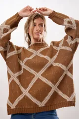 Sweater marrón con diseño de rombos color crema, cuello alto y mangas largas abullonadas.