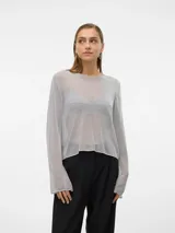 Sweater de punto con acabado brillante, escote barco y mangas largas. Confeccionado en una mezcla de viscosa y fibras metálicas, presenta una textura semitransparente y ligera.